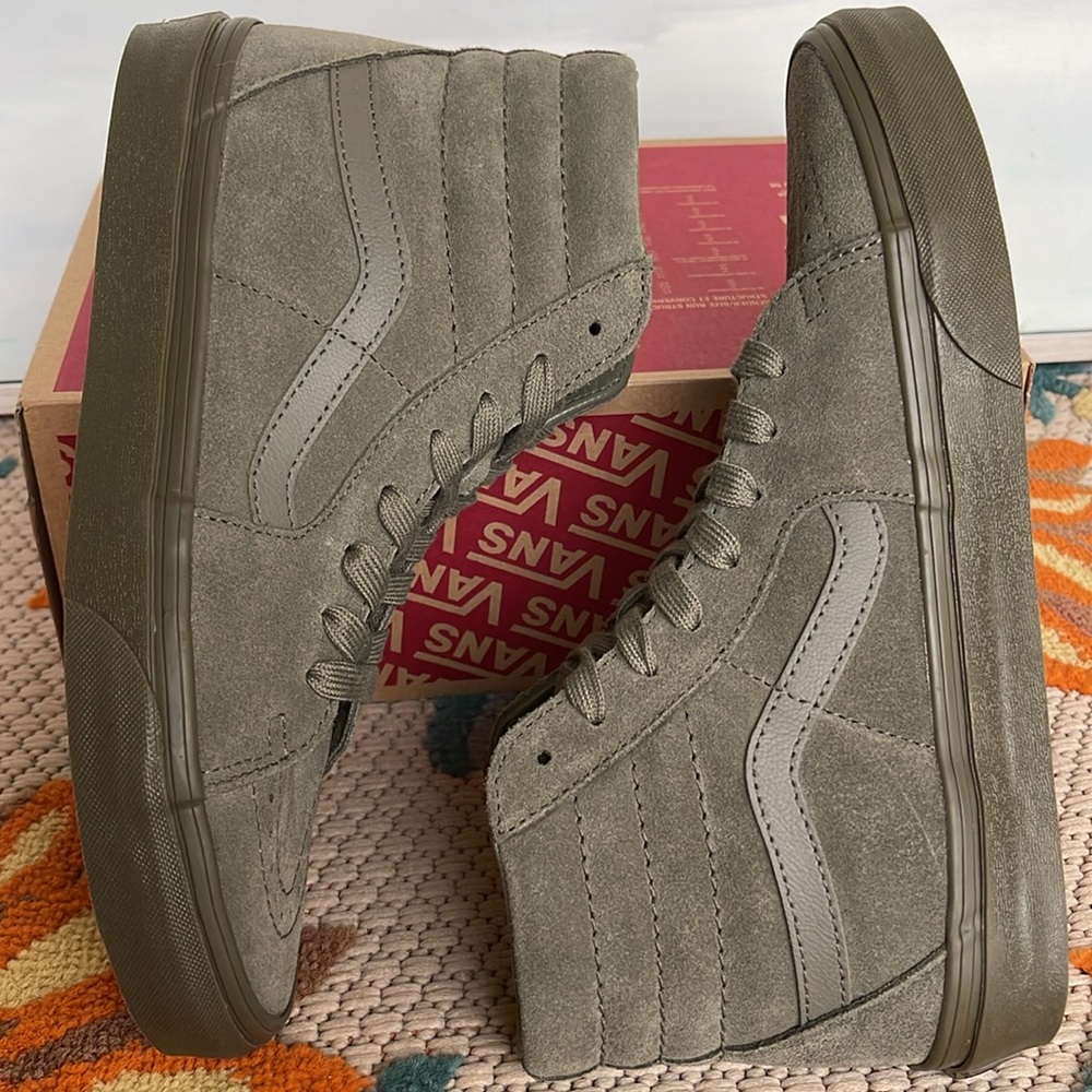 Vans WMNS Sk8-Hi
Mono Suede Olive
VN000CP9OLV
SNEAKERS - Picture 12 of 16